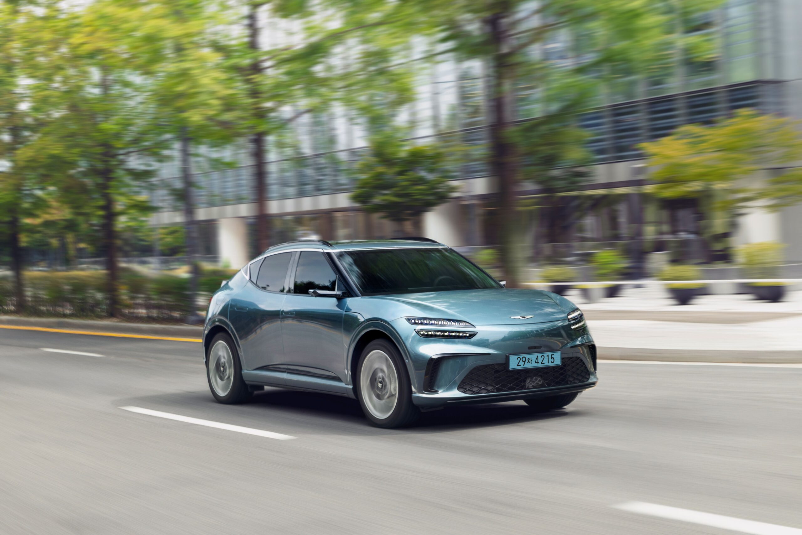 제네시스, 2027 GV60·GV70 전동화 모델 출시…가격 동결하고 편의 사양 강화